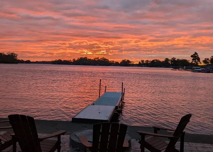 Ferienhaus Meyers Bay Sunset Lakefront In Fox With Boat Pier