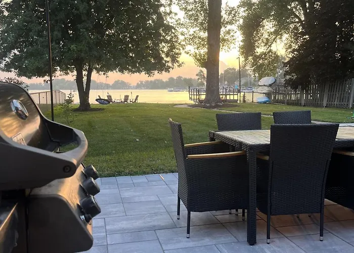 Meyers Bay Sunset Lakefront In Fox With Boat Pier Ferienhaus *